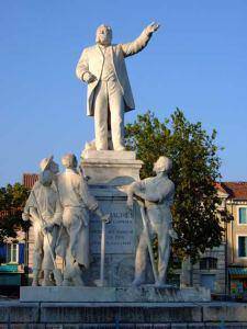Μνημείο του Ζορές στη γενέτειρά του (Κάστρο του Λαγκεντόκ, μια περιοχή που έδωσε στη Γαλλία επιφανείς άνδρες όπως οι: Γκιζό, Αύγουστος Κοντ, Λαφαγιέτ κ.α.) 