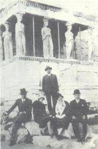 Οικογενειακή φωτογραφία στην Ακρόπολη (1930). Ο συγγραφέας πρώτος από αριστερά.