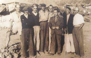 Ο Φωτιάδης (τρίτος από αριστερά) εξόριστος στη Μακρόνησο μετά την απελευθέρωση ανάμεσα στον Λουντέμη και τον Κατράκη 