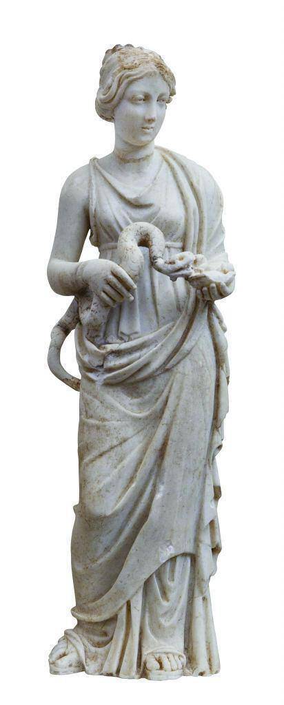 Μαρμάρινο αγαλμάτιο της Υγίειας, κόρης του Ασκληπιού και προστάτιδας της υγείας. 3ος – 4ος αι. μ.Χ., Αρχαιολογικό Μουσείο Ρόδου. © ΥΠΠΟΑ -  ΚΒ΄ ΕΠΚΑ (Φωτογράφος Γιώργος Κασιώτης) 