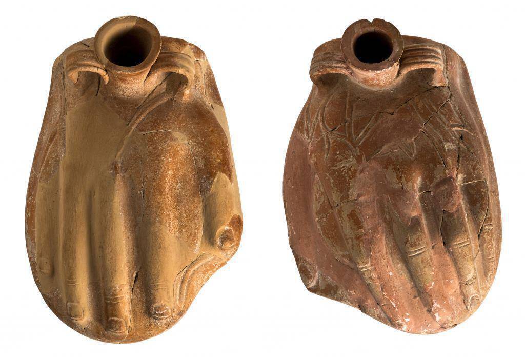 Ζεύγος πήλινων θερμοφόρων για το δεξί και αριστερό άκρο χέρι. τέλη 1ου αι. π.Χ. – αρχές 2ου αι. μ.Χ., Επαρχιακό Μουσείο Πάφου. © Τμήμα Αρχαιοτήτων Κύπρου (φωτογρ. αρχείο) 