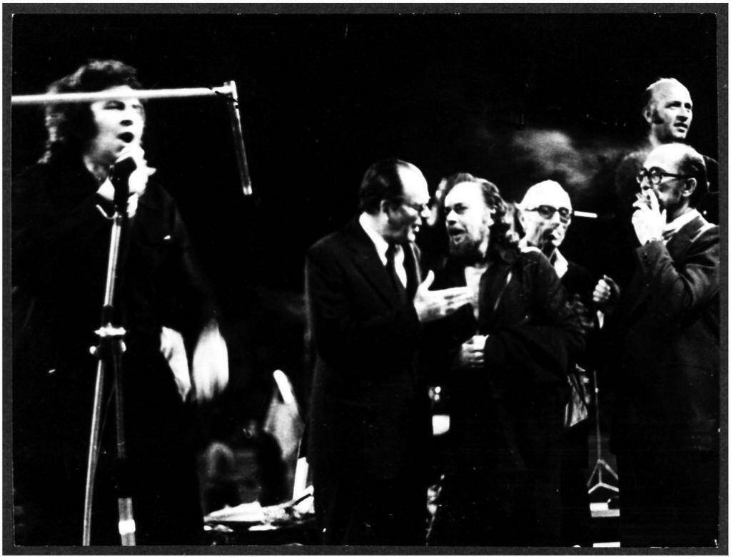 Ο Μίκης Θεοδωράκης στη συναυλία στο γήπεδο Καραϊσκάκη το 1974.