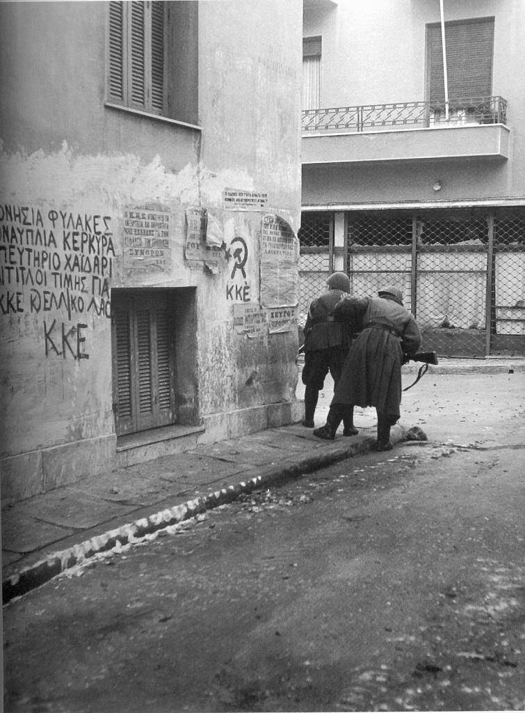ΕΛΑΣίτες σε αθηναϊκό δρόμο με φόντο την υπογραφή του ΚΚΕ 