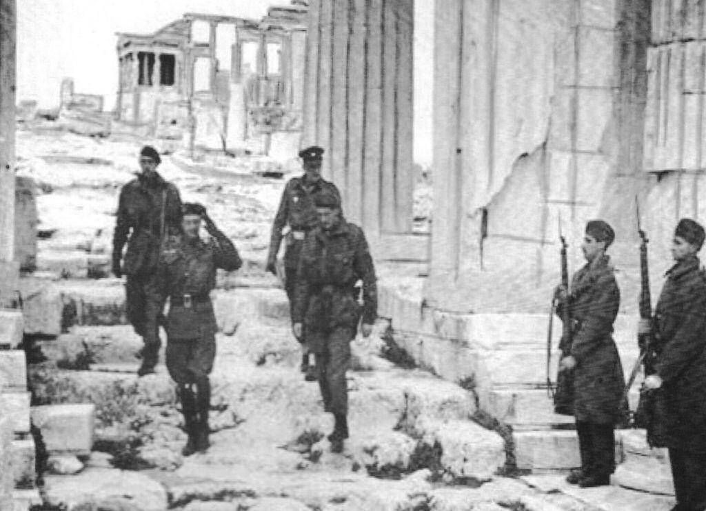 Βρετανοί αξιωματικοί στο "παρατηρητήριο" Ακρόπολη 
