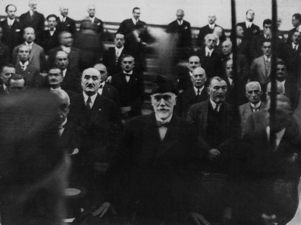 Λέγεται ότι "οι δημοσκοπήσεις" του Βενιζέλου διαψεύστηκαν το 1920, αλλά στη νίκη του το 1928 (στη φωτογραφία με βουλευτές του) ήταν ακριβείς