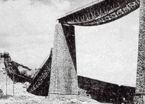 Η γέφυρα του Γοργοποτάμου μετά την ανατίναξη (φωτογραφία από το βιβλίο)
