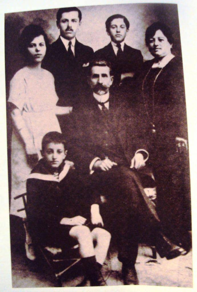 Οικογενειακή φωτογραφία (ο Άρης πίσω από τον πατέρα του όρθιος στο κέντρο)  