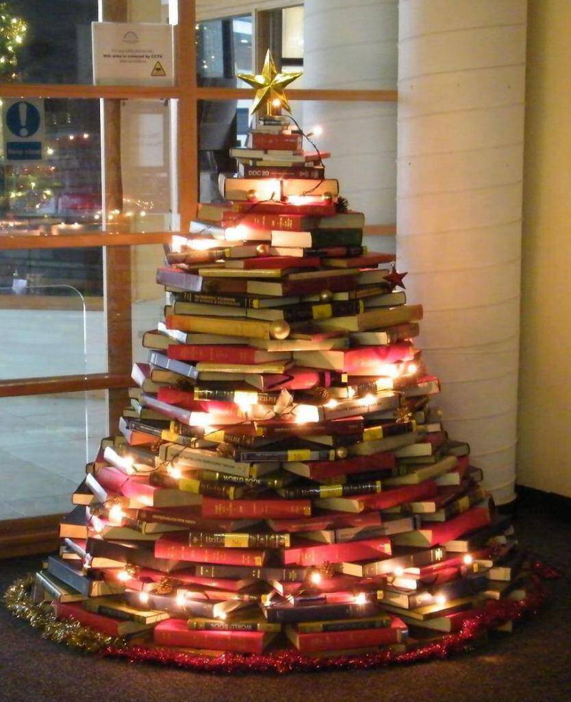 books_christmas_tree