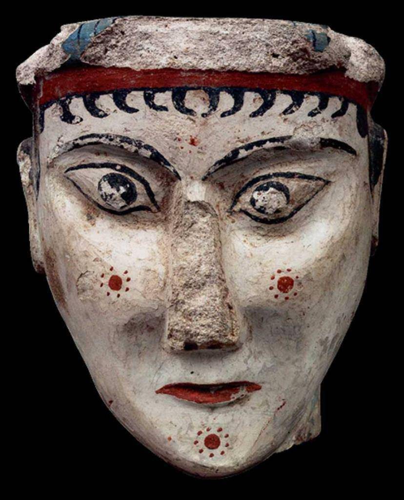 Γυναικεία κεφαλή από ασβεστοκονίαμα. Περιοχή θρησκευτικού κέντρου, 13ος αι. π.Χ.