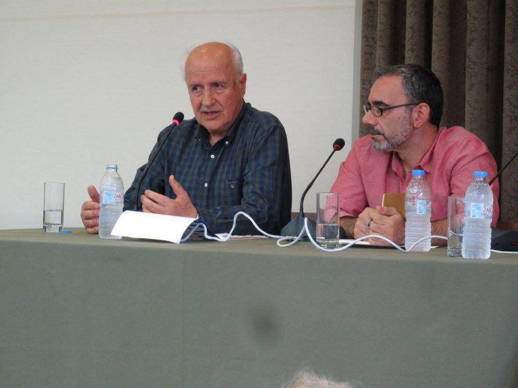 Ο ερευνητής λογοτεχνίας κ. Γιώργος Ζεβελάκης με τον συντονιστή της εσπερίδας, συγγραφέα Λευτέρη Γιαννακουδάκη