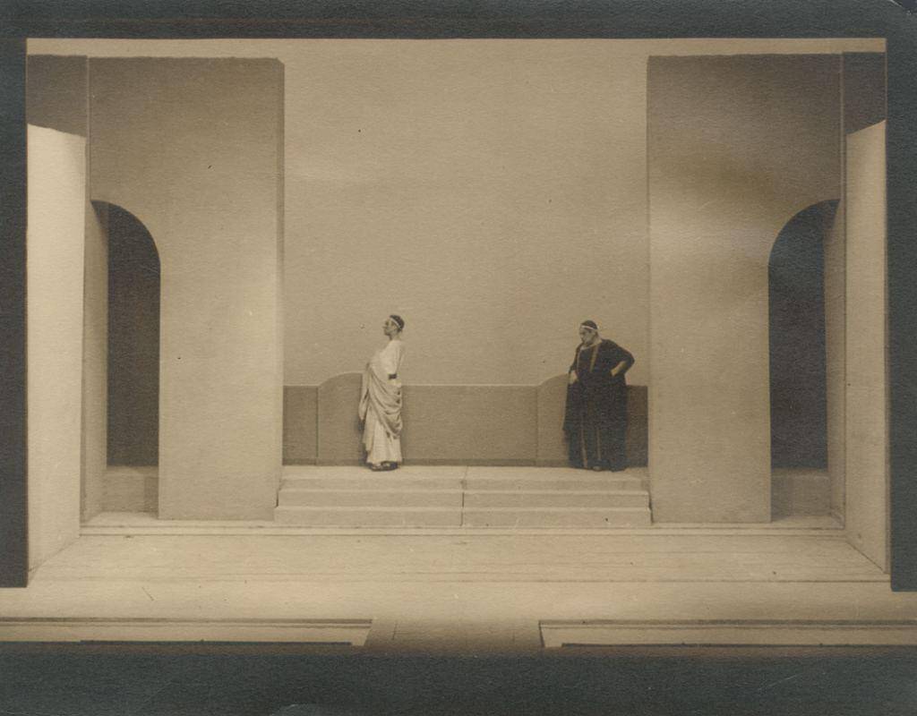 Μια από τις πρώτες νεοελληνικές παραστάσεις του "Ϊούλιου Καίσαρα" το 1932. Στους βασικούς ρόλους ο Νικόλαος Ροζάν (Ιούλιος Καίσαρ) και ο Αιμίλιος Βεάκης (Μάρκος Βρούτος)