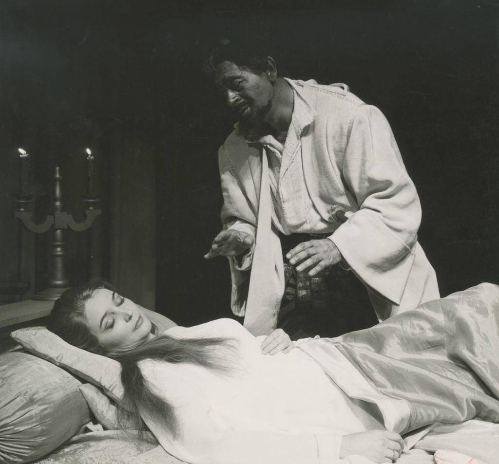 Η Άννα Συνοδικού στο ρόλο της Δυσδαιμόνας με τον Οθέλο - Θ. Κωτσόπουλο